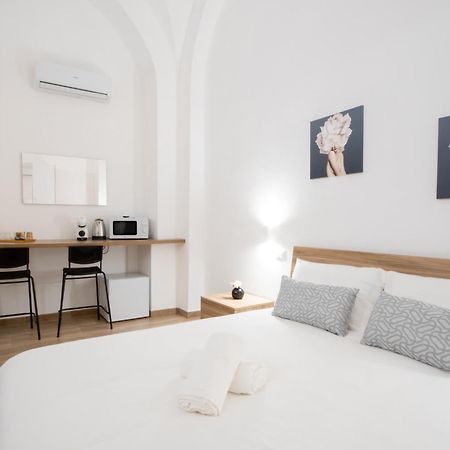 La Pigna Hotel Bari Bagian luar foto