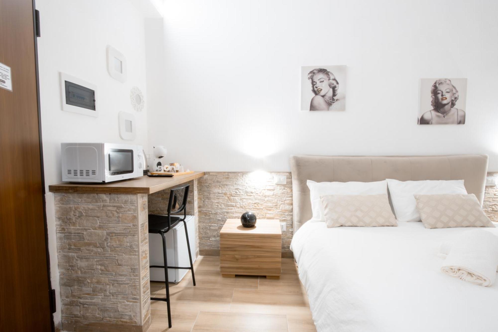 La Pigna Hotel Bari Bagian luar foto
