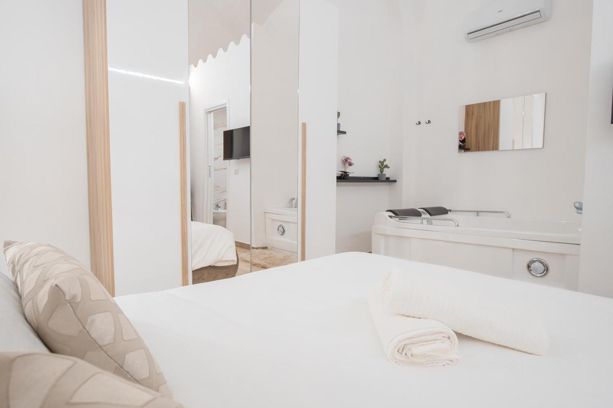 La Pigna Hotel Bari Bagian luar foto