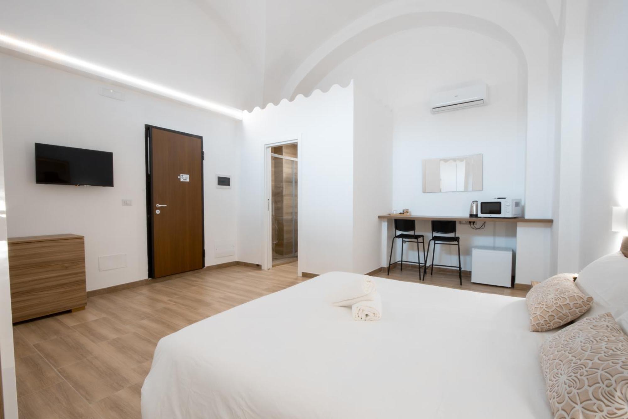 La Pigna Hotel Bari Bagian luar foto