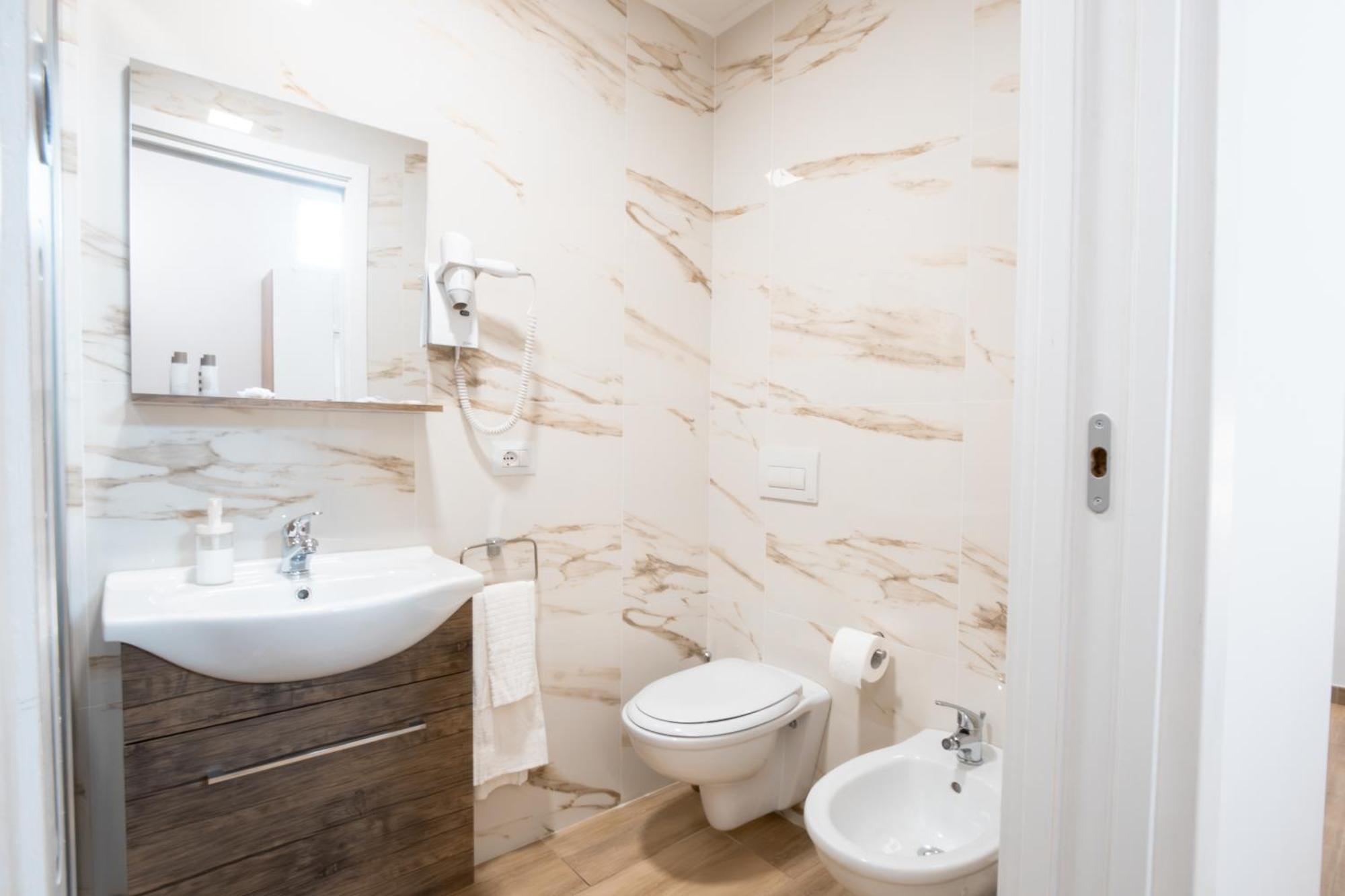 La Pigna Hotel Bari Bagian luar foto
